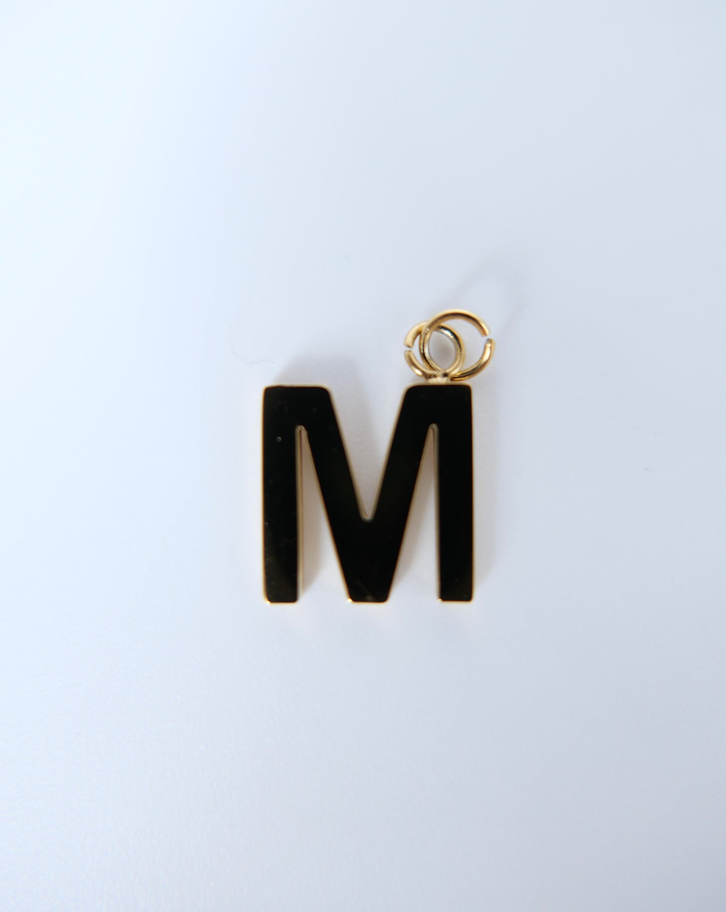 Lettre M charm