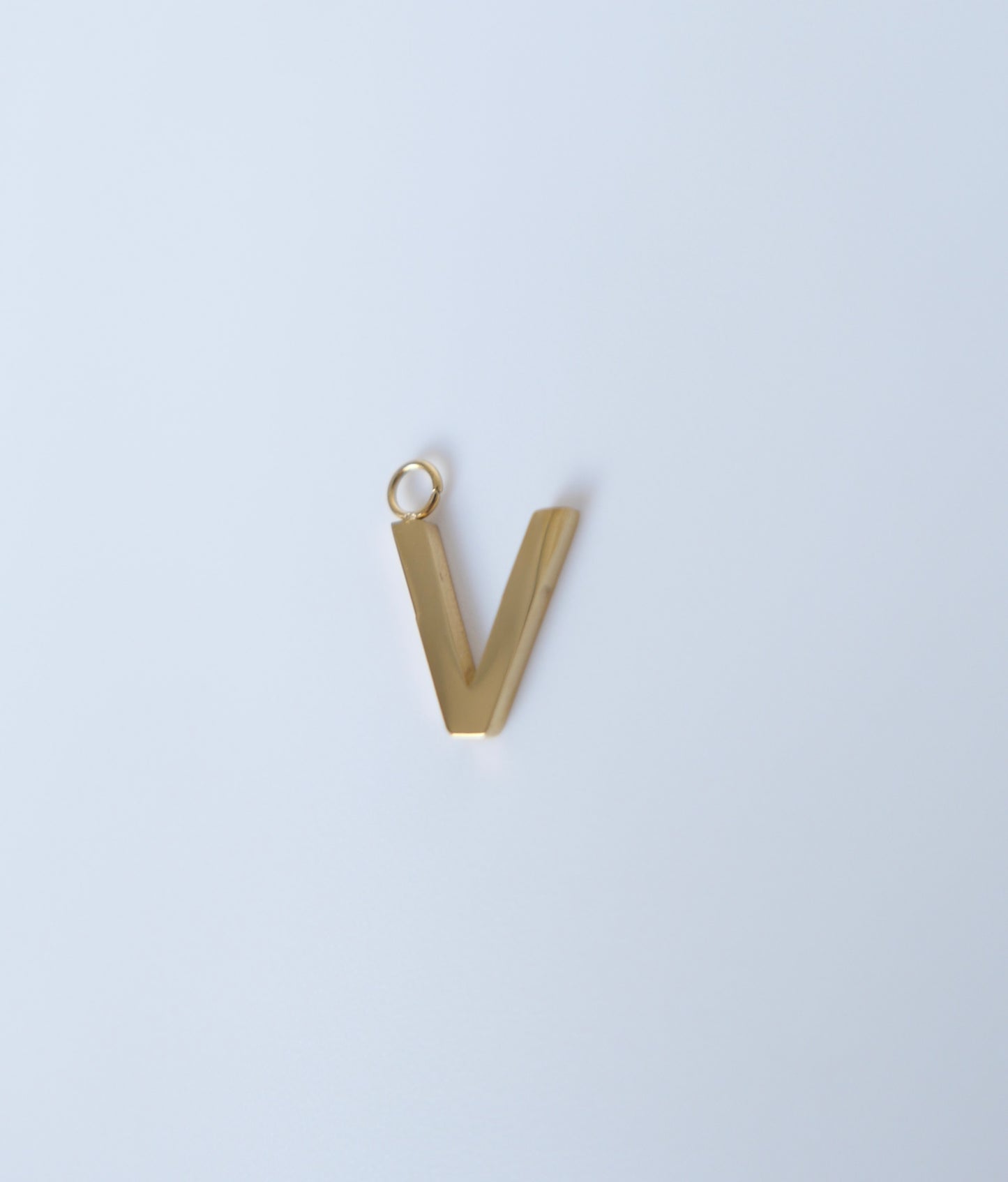 Lettre V charm